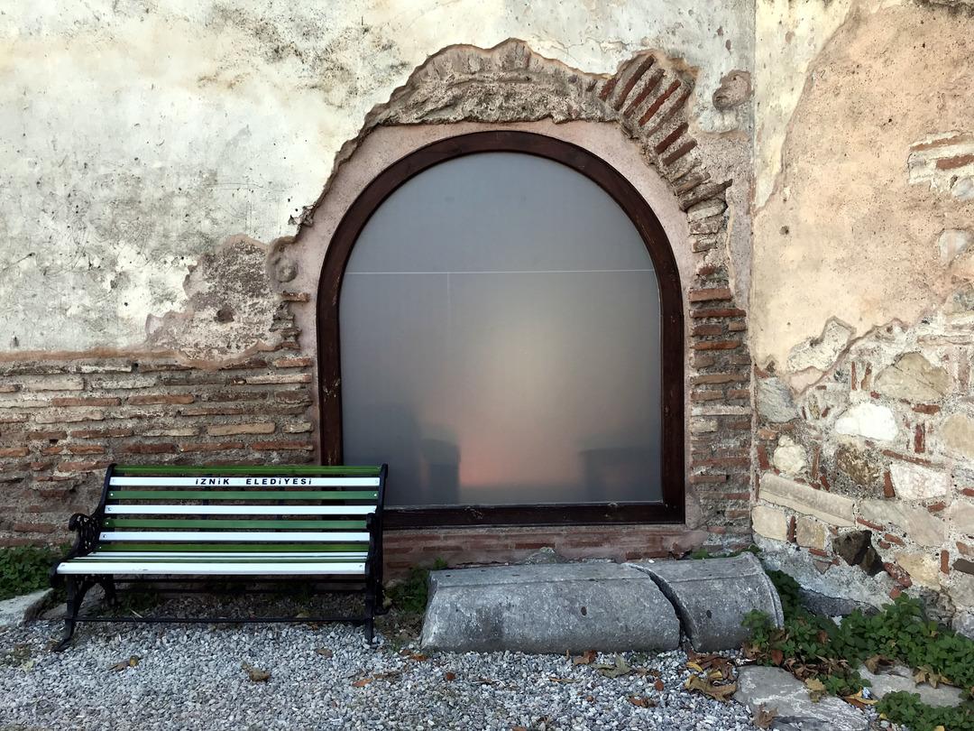 Camiye cam kapı rezilliği! Tepkiler &ccedil;ığ gibi b&uuml;y&uuml;yor