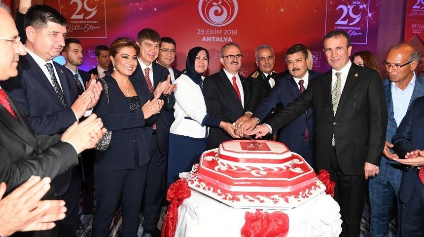 Antalya protokol&uuml; resepsiyonda buluştu