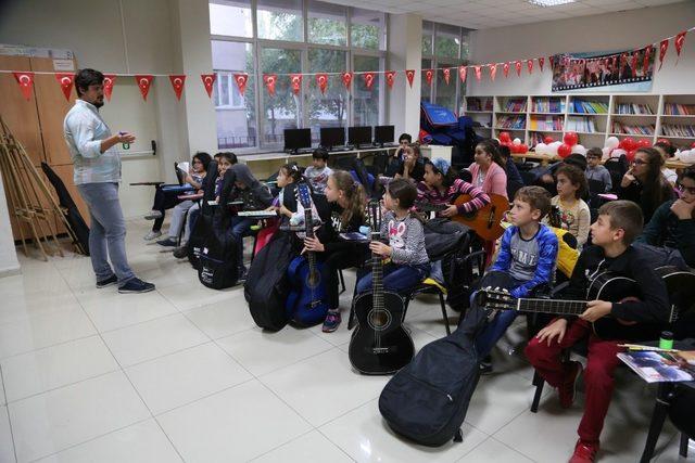 Odunpazarı Belediyesi’nden çocuklara gitar eğitimi