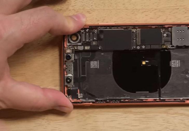 Apple'ın yeni oyuncağı iPhone XR parçalarına ayrıldı! İçinden bakın ne çıktı? G3
