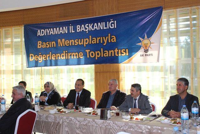 AK Parti basın mensuplarıyla değerlendirme toplantısı yaptı