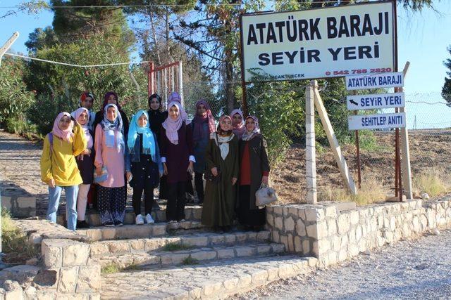 Sınavda başarılı olan öğrenciler Şanlıurfa’yı gezdi