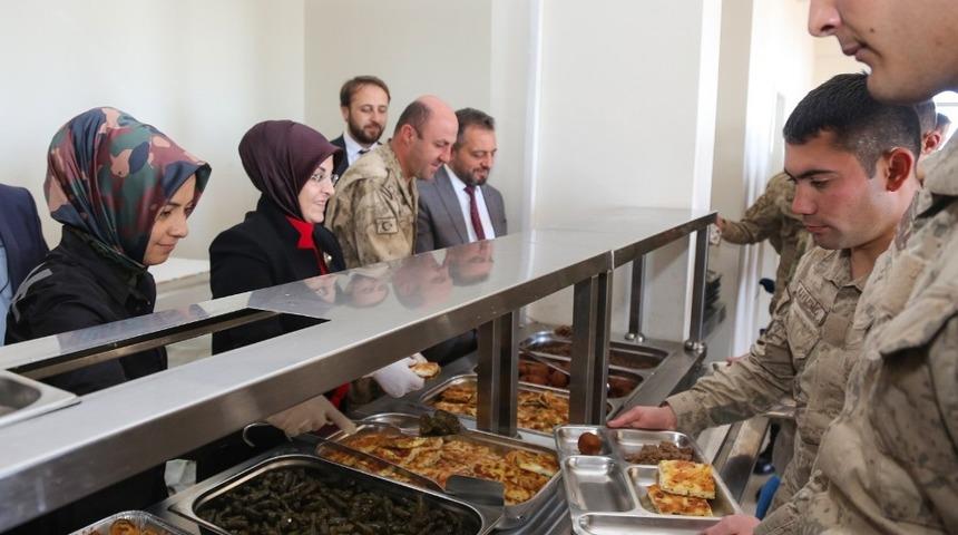 Meramlı annelerden Lice&rsquo;deki askerlere ev yemeği