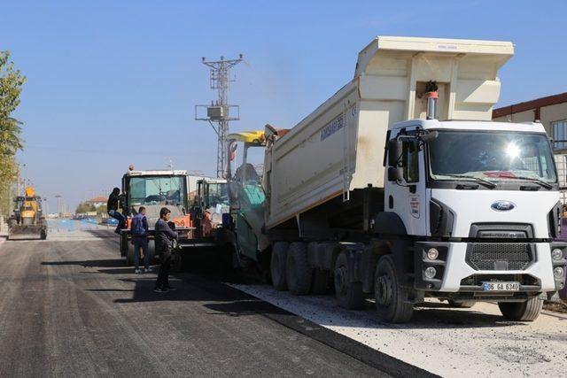 Ereğli Belediyesi OSB’de asfalt çalışmalarına devam ediyor