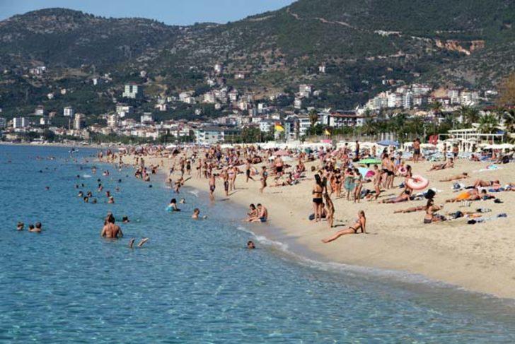 Memlekette kar, Alanya’da deniz keyfi  G1