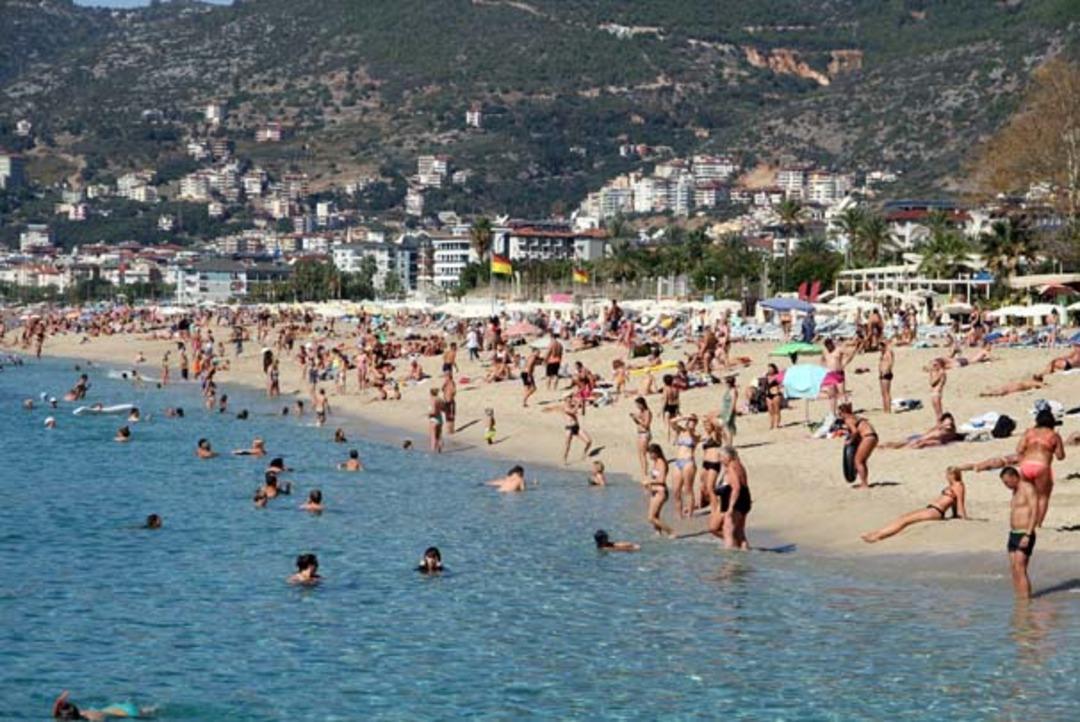 Memlekette kar, Alanya&rsquo;da deniz keyfi 