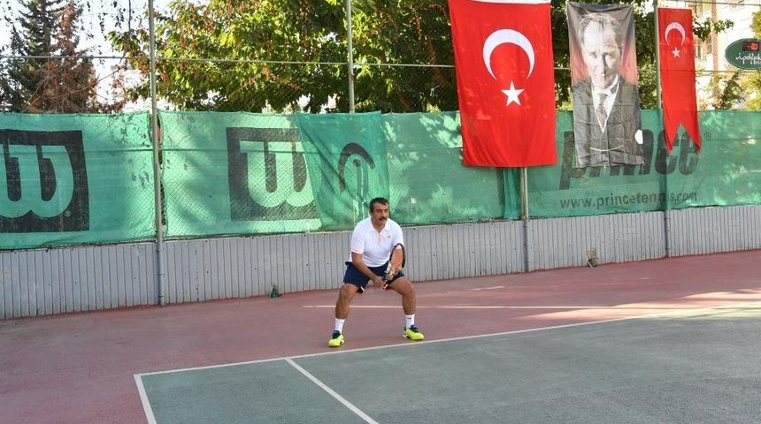 Soner &Ccedil;etin teniste şampiyon