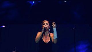 Zuhal Olcay kırık koluna rağmen herkesi büyüledi