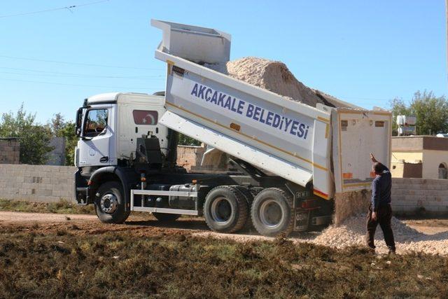 Akçakale kırsalında yol yapım çalışmaları sürüyor