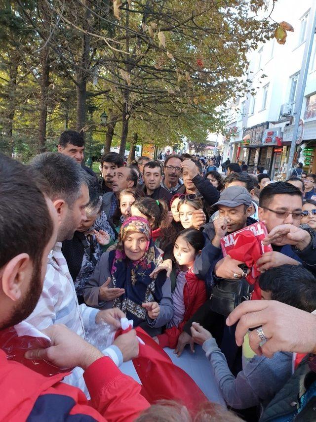 Ülkü Ocakları, vatandaşlara Türk bayrağı hediye etti