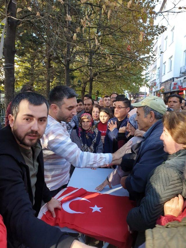 Ülkü Ocakları, vatandaşlara Türk bayrağı hediye etti