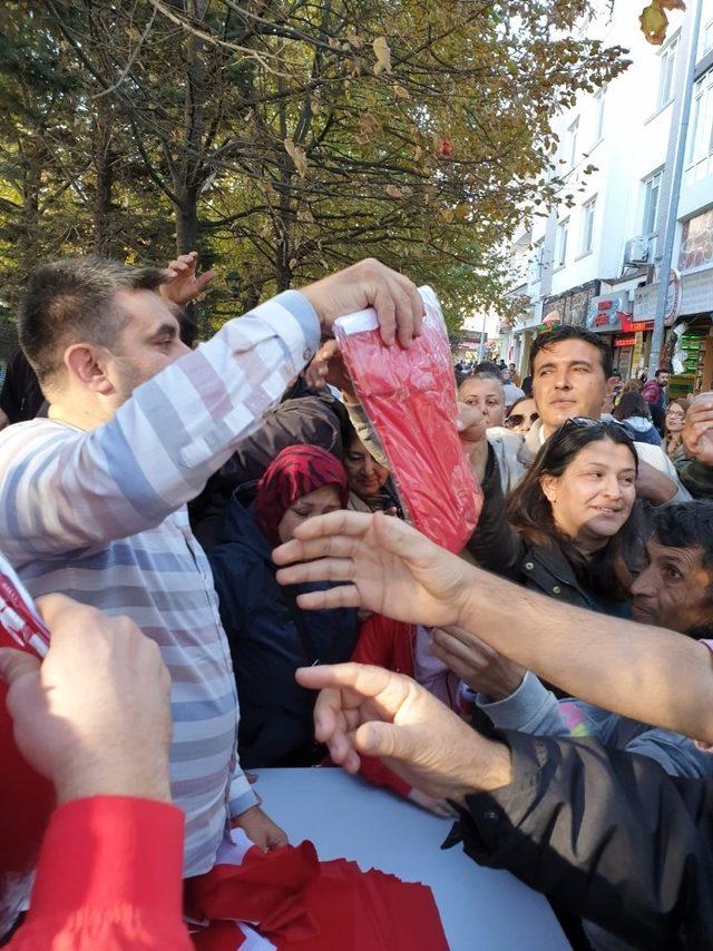 Ülkü Ocakları, vatandaşlara Türk bayrağı hediye etti