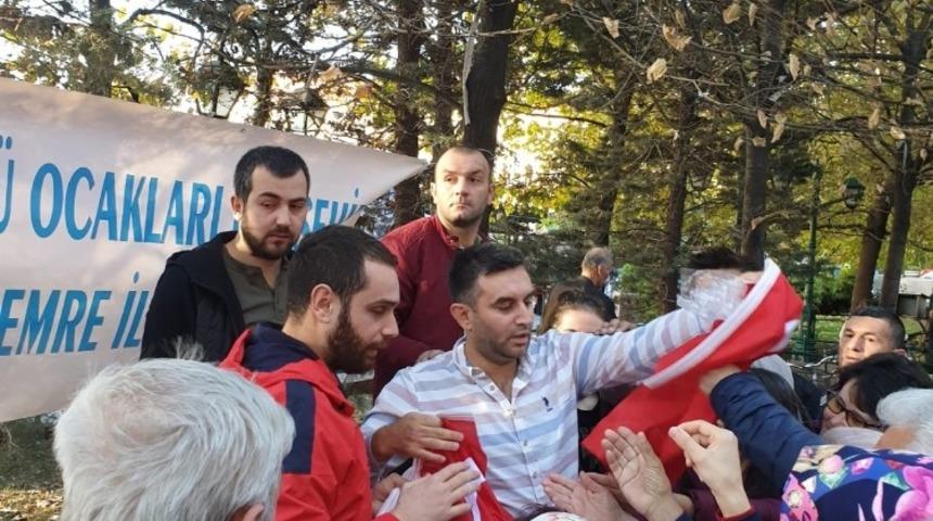 &Uuml;lk&uuml; Ocakları, vatandaşlara T&uuml;rk bayrağı hediye etti