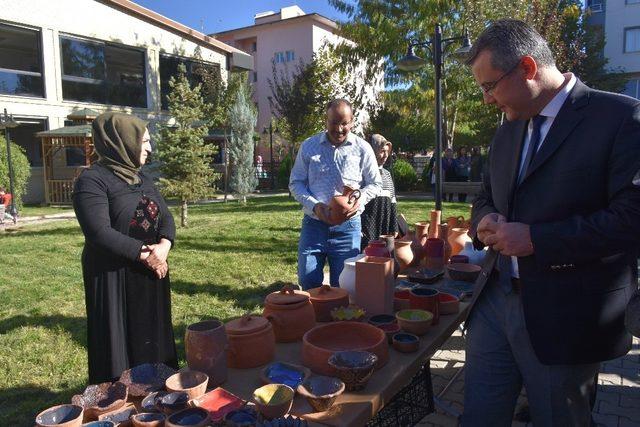 Kadınların çamurdan ürettikleri ürünler görücüye çıktı