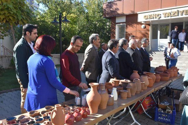 Kadınların çamurdan ürettikleri ürünler görücüye çıktı