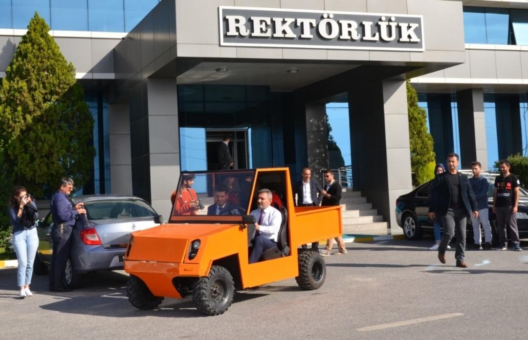 &Ccedil;OM&Uuml; Yenilenebilir Enerji ve Robot Topluluğu, elektrikli otomobil &uuml;retti