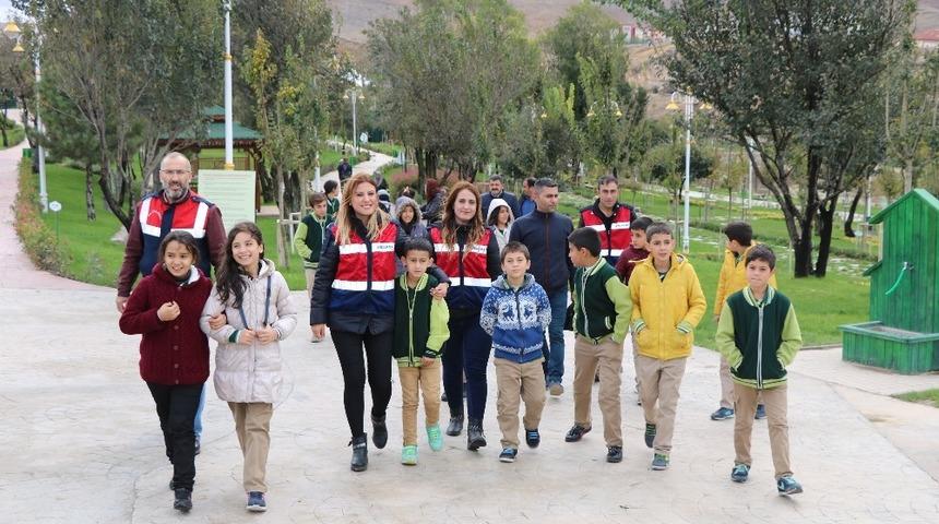 Jandarmadan &ouml;ğrencilere jest