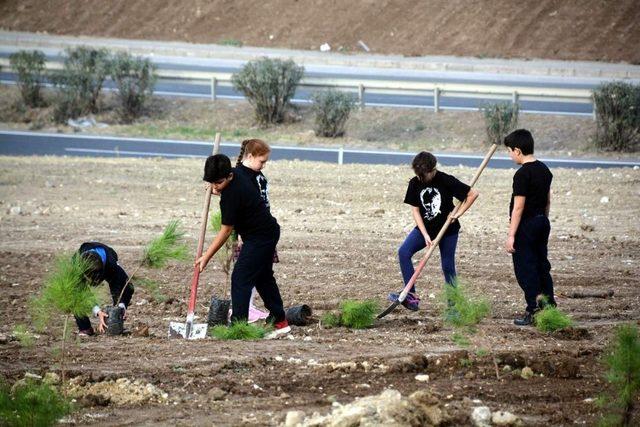 Aliağa’da minikler Cumhuriyet’in 95. yılına özel fidan dikti