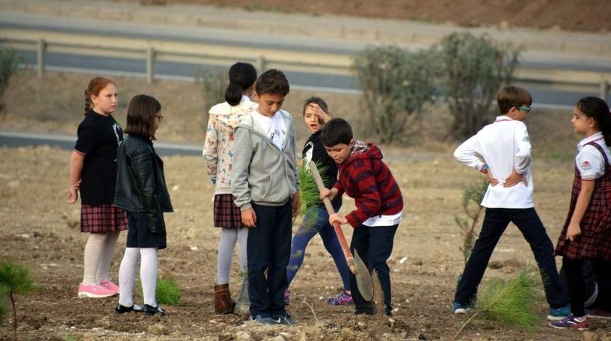 Aliağa&rsquo;da minikler Cumhuriyet&rsquo;in 95. yılına &ouml;zel fidan dikti