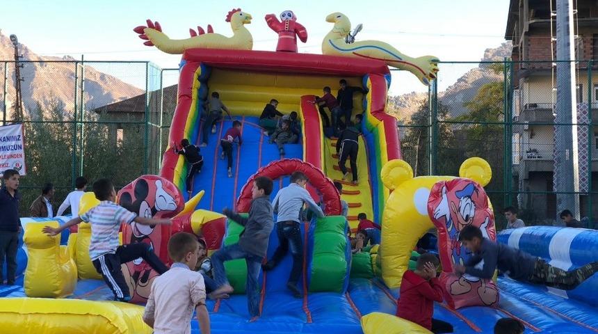 Hakkari Belediyesi &ccedil;ocukları sevindirdi