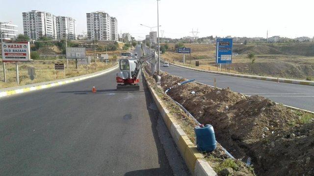 Atatürk Bulvarındaki refüje otomatik sulama sistemi hattı döşeniyor