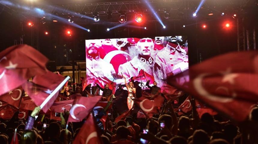 Cumhuriyet coşkusu İrem Derici konseriyle taçlandı
