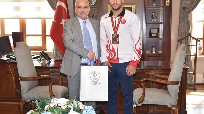 Vali G&uuml;ven&ccedil;er, d&uuml;nya &uuml;&ccedil;&uuml;nc&uuml;s&uuml; judocuyu &ouml;d&uuml;llendirdi