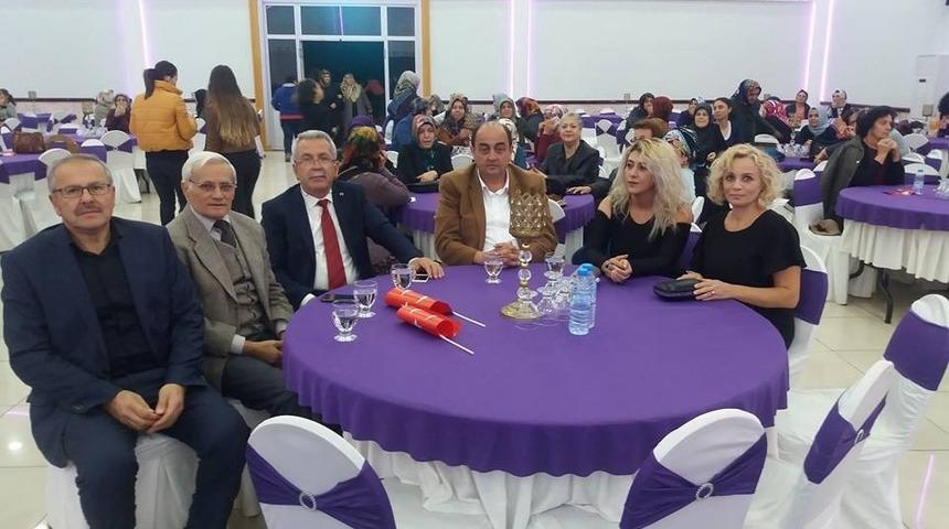 G&uuml;l&uuml;&ccedil;l&uuml; kadınlar Cumhuriyet konseriyle coştu