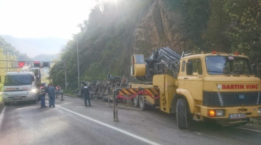 Kamyon devrildi, s&uuml;r&uuml;c&uuml; kazayı hafif sıyrıklarla atlattı