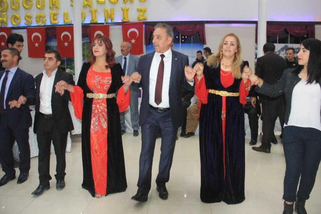 Vali Toprak&rsquo;a halaylı veda gecesi