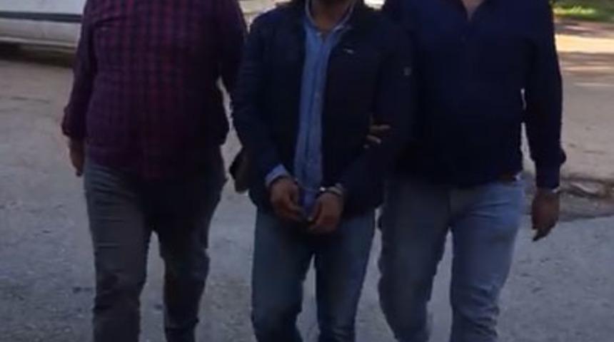 Yayaya &ccedil;arpıp ka&ccedil;an ehliyetsiz s&uuml;r&uuml;c&uuml; yakalandı