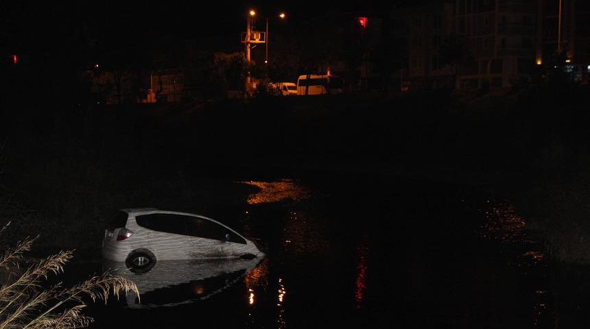 Otomobil ırmağa d&uuml;şt&uuml;