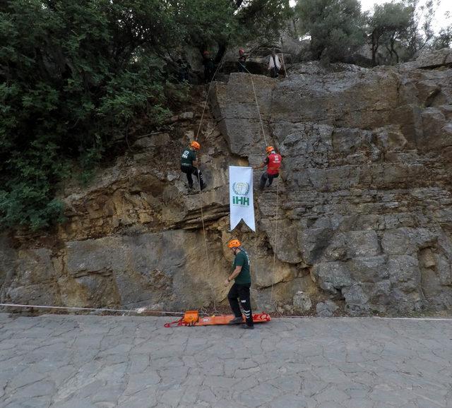 Kanyondaki çöpleri görünce eğitimi kesip temizlik yaptılar