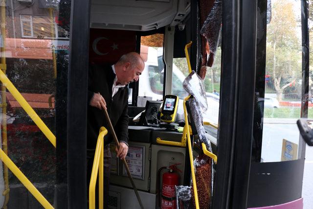 Trafikte yol verme kavgası; kaskıyla otobüsün camlarını kırdı