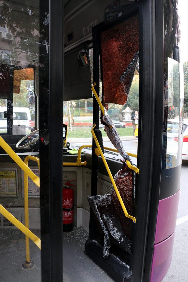 Trafikte yol verme kavgası; kaskıyla otobüsün camlarını kırdı