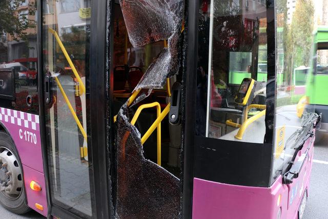 Trafikte yol verme kavgası; kaskıyla otobüsün camlarını kırdı