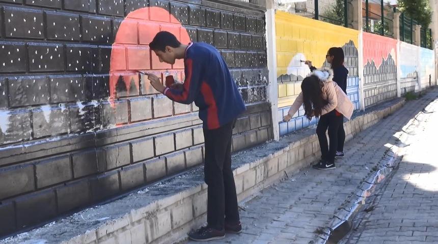 Midyat'ta &ouml;ğrencilerin tuvali okul duvarları oldu