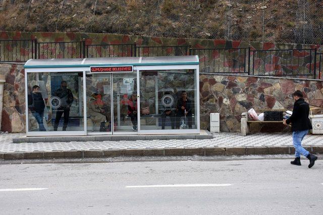 Klimalı duraklara kitap bıraktılar