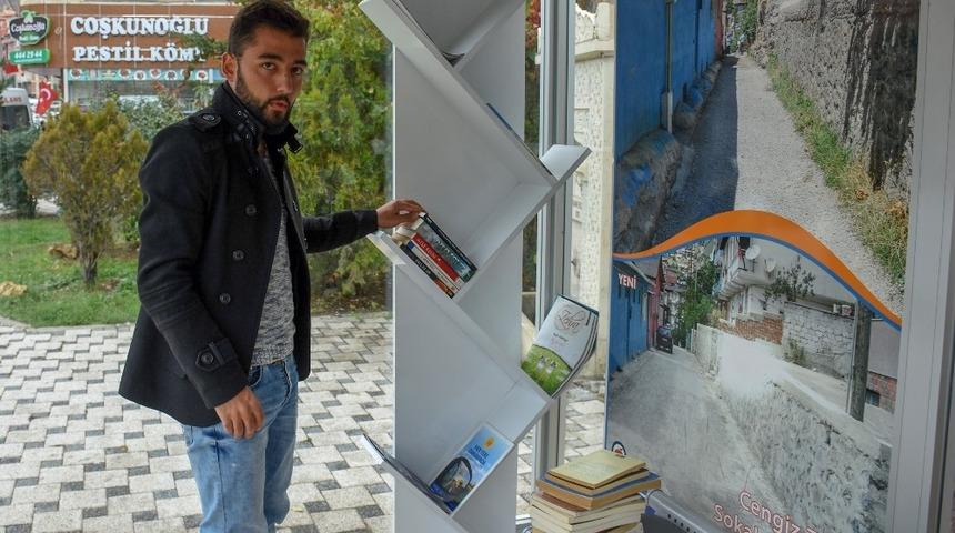 Klimalı duraklara kitap bıraktılar