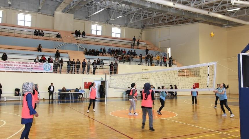 BE&Uuml;&rsquo;de &ldquo;Kız &Ouml;ğrenci Spor Turnuvası&rdquo; başladı