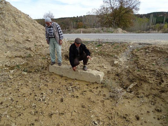 Tıkalı menfezden ekili alanlar zarar görüyor