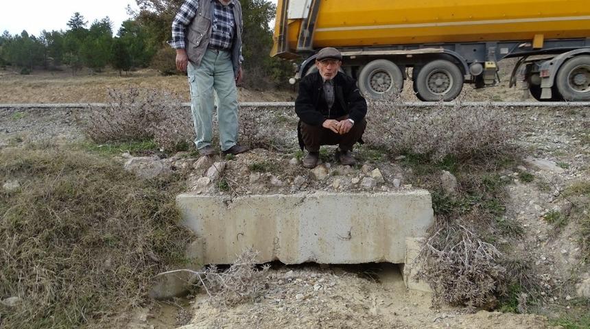 Tıkalı menfezden ekili alanlar zarar g&ouml;r&uuml;yor