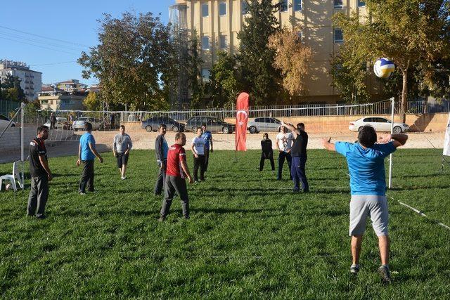 Oğuzeli’nde kurumlar arasındaki voleybol turnuvası başladı