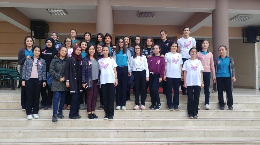 Lise &ouml;ğrencilerinden kansere karşı &rsquo;pembe kurdele&rsquo;