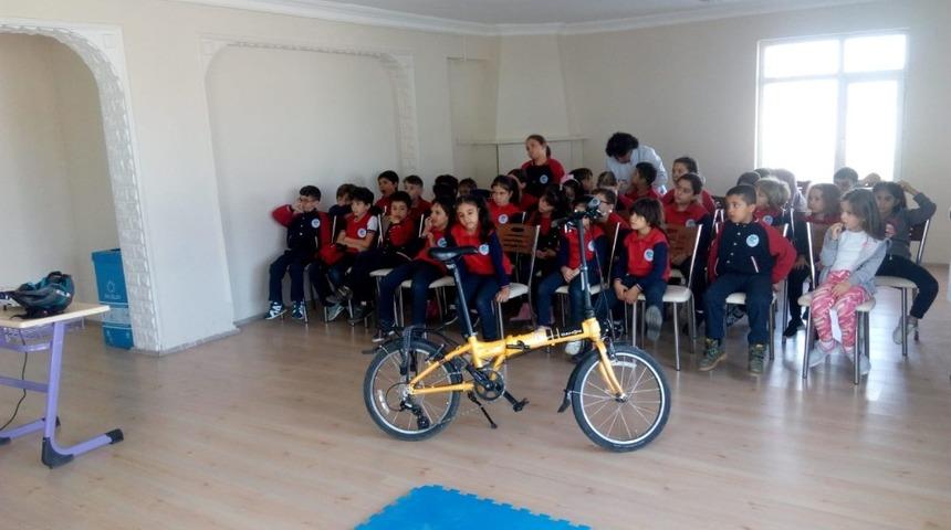 Minik &ouml;ğrencilere trafik g&uuml;venliği eğitimi verildi