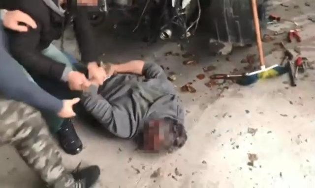 Çaldığı otomobilleri parçalarken yakalandı