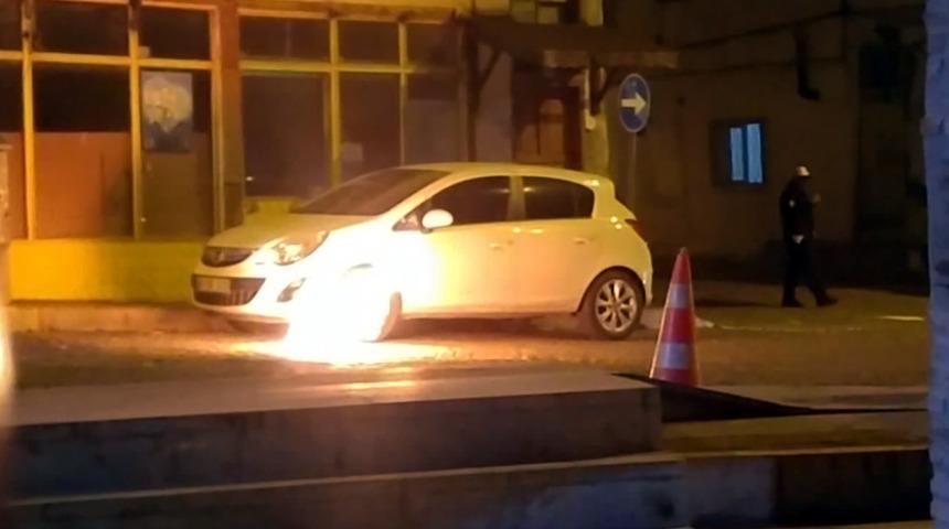 Pencereden atılan alev alan piknik t&uuml;p&uuml;, paniğe neden oldu