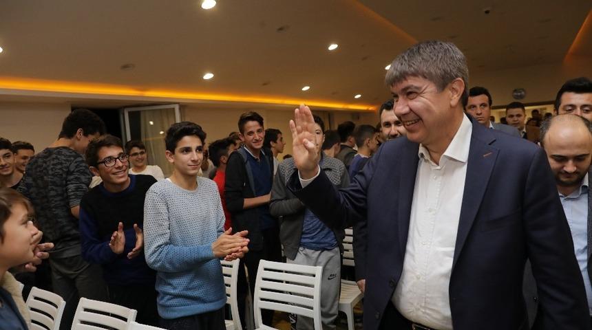 Başkan T&uuml;rel, gen&ccedil;lerle buluştu