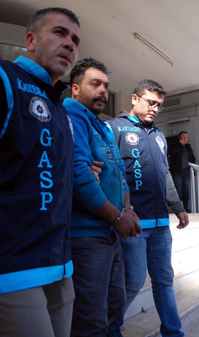 İdrarıyla araç camlarını silerken yakalanıp gözaltına alındı