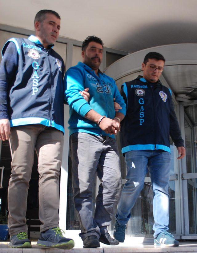 İdrarıyla araç camlarını silerken yakalanıp gözaltına alındı
